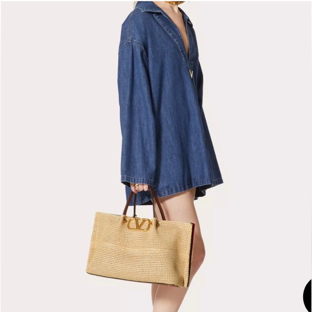 Valentino Garavani Vlogo straw medium tote - Picture 12 of 16